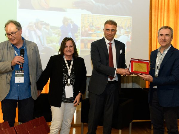 Dario Fortin e Gianluca Esposito premiano Adelaide Nicora Prodi nelle mani di Giovanni Prodi e Costanza Fedrigotti