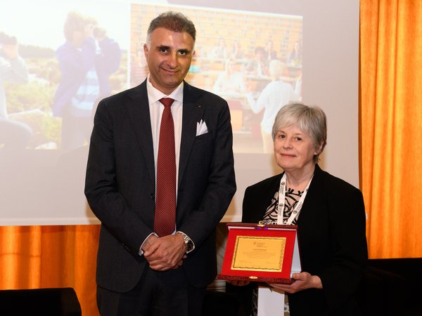 Gianluca Esposito premia Livio Passalacqua nelle mani di Giuseppina Gottardi
