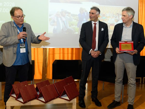 Dario Fortin, Gianluca Esposito premiano Michelangelo Marchesi per il Terzo Settore