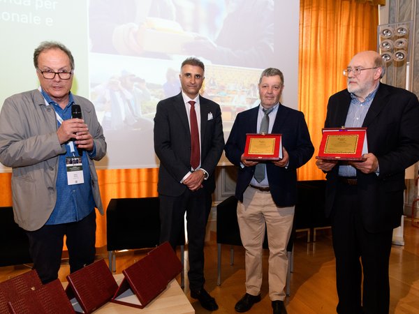 Dario Fortin e Gianluca Esposito premiano Giorgio Lunelli e Lorenzo Dellai