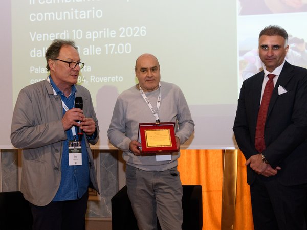 Dario Fortin e Gianluca Esposito premiano l'ANEP di Trento nelle mani di Alessandro Dellai