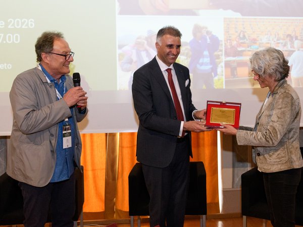 Dario Fortin e Gianluca Esposito premiano il prof. emerito Remo Job nelle mani di Claudia Bonfiglioli