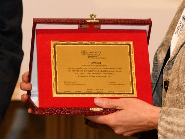 la targa per il prof. emerito Remo Job