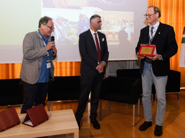 Dario Fortin e Gianluca Esposito premiano l'Università di Ferrara nella mani di Giovanni Zuliani