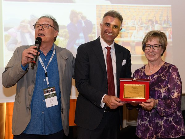 Dario Fortin e Gianluca Esposito premiano Paola Marzadro